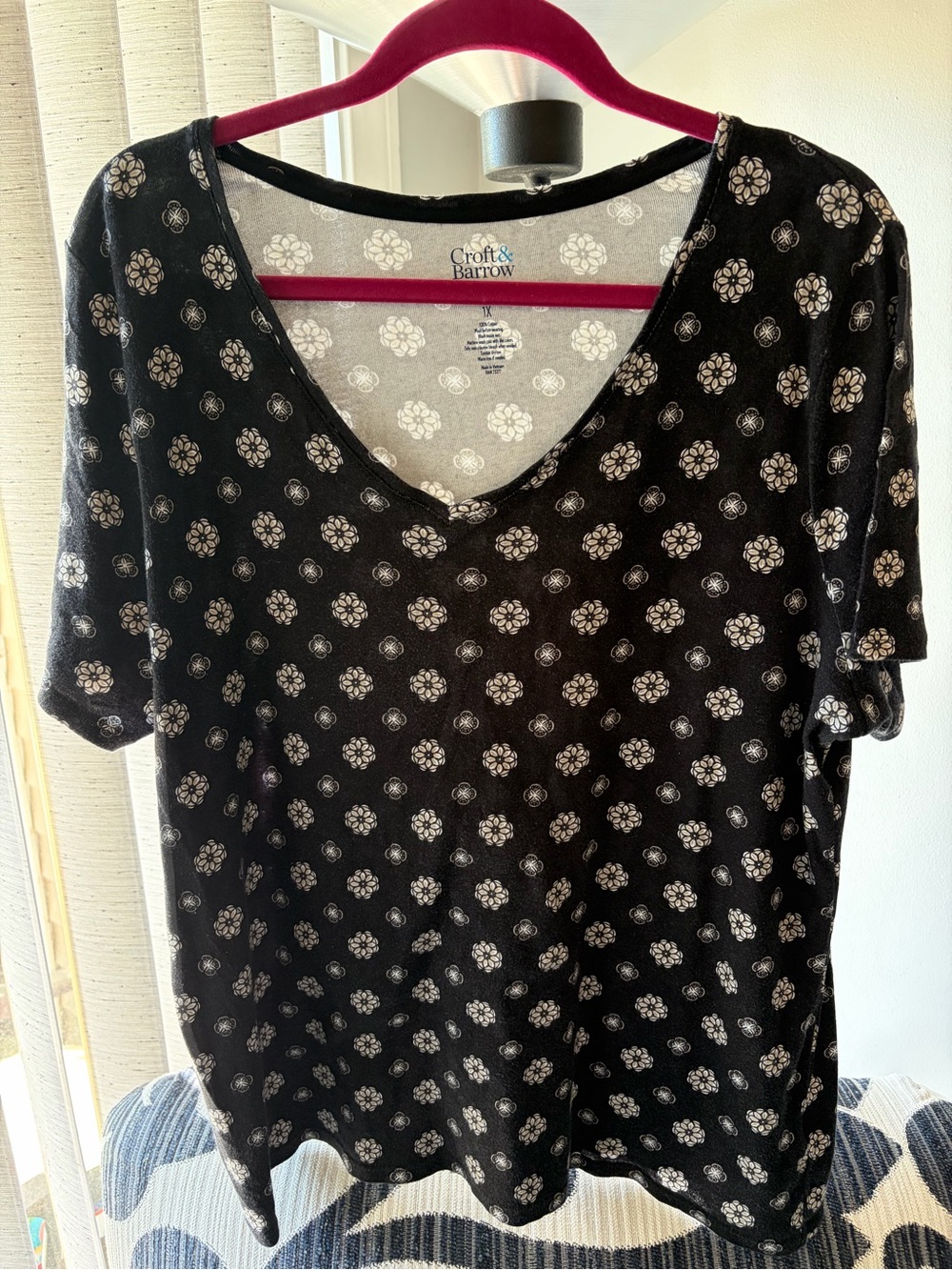 croft & barrow Black Short-Sleeve V-Neck Floral Tee